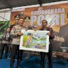 Bersama Polda Sulsel Rudianto Lallo Bagikan 1.079 Paket Sembako untuk Petugas Kebersihan Makassar