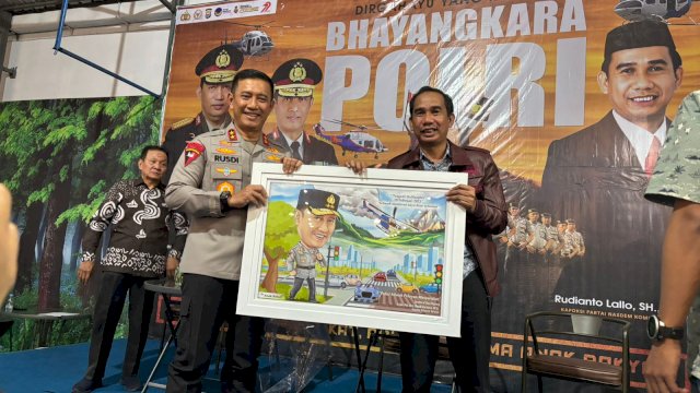 Bersama Polda Sulsel Rudianto Lallo Bagikan 1.079 Paket Sembako untuk Petugas Kebersihan Makassar