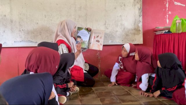 Mahasiswa KKN UNHAS Hidupkan Budaya Literasi Anak Melalui &ldquo;Membaca Nyaring&rdquo;