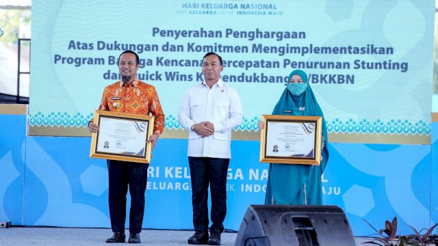 Gubernur dan Ketua TP PKK Sulsel Terima Penghargaan BKKBN, Dikukuhkan sebagai Ayah Bunda GenRe