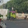 Mahasiswa UNM Blokade Jalan Pettarani, Suarakan Reformasi Jilid II