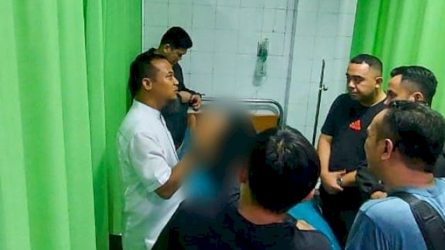 Gubernur Sulawesi Selatan, Andi Sudirman Sulaiman, mendatangi Rumah Sakit Grestelina Makassar untuk membesuk korban kebakaran Gedung DPRD Kota Makassar, Sabtu (30/8/2025) dini hari.