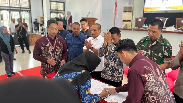 Pemkab Sidrap Serahkan 310 SK Pengangkatan PPPK Tahun 2024