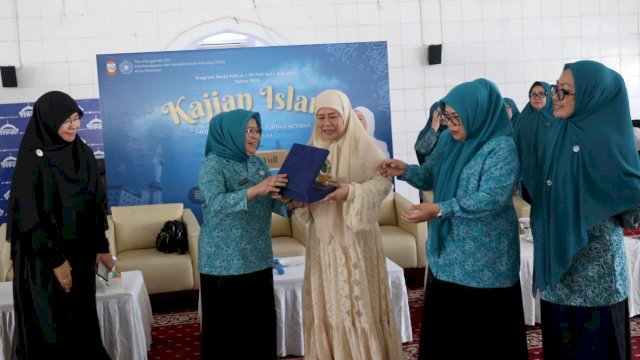 TP PKK Makassar Hadirkan Dewi Yull, Bahas Makna Ikhlas dan Kesadaran Semua Hanya Titipan Allah