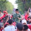 Gubernur Sulsel Kenakan Kostum Bung Karno, Lepas Peserta Jalan Sehat &amp; Karnaval HUT ke-80 RI