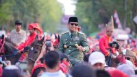 Gubernur Sulsel Kenakan Kostum Bung Karno, Lepas Peserta Jalan Sehat &amp; Karnaval HUT ke-80 RI