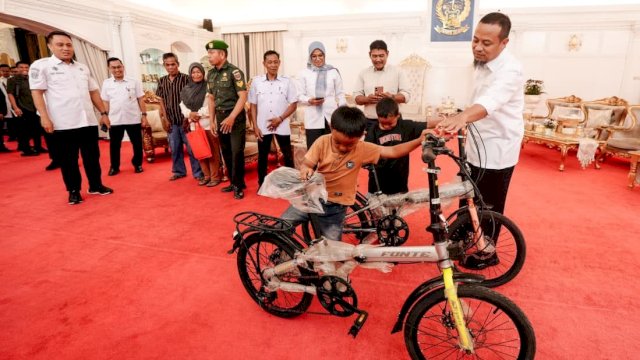 Gubernur Sulsel Hadiahi Sepeda ke Bocah Pemungut Sisa Kue di Gowa