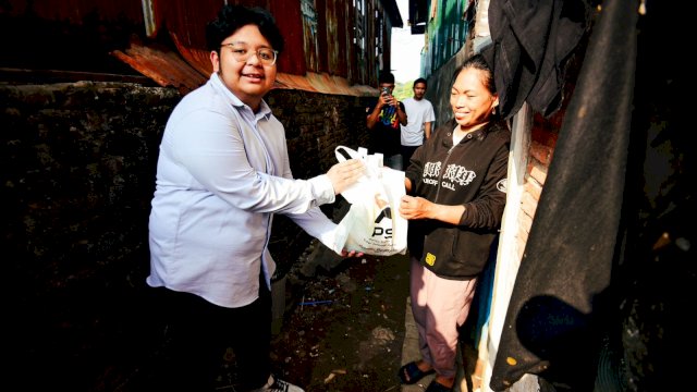 Jumat Berkah, Ketua PSI Sulsel Muammar Gandi Sisir Bantaran Sungai Tallo Bagikan Sembako
