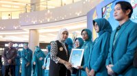 TP PKK Kota Makassar Anugerahkan Penghargaan Adhi Bakti kepada Kader Teladan