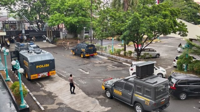 Ratusan Mahasiswa Demo Saat DPRD Sulsel dan Pemprov Teken KUA-PPAS 2026