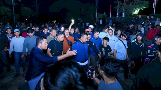 Gubernur Temui Massa Aksi di Makassar, di Depan Gedung DPRD Sulsel