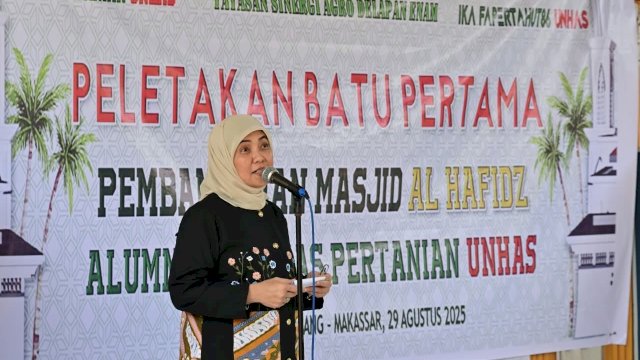 Wakil Wali Kota Makassar, Aliyah Mustika Ilham, menghadiri sekaligus melakukan peletakan batu pertama pembangunan Masjid Al-Hafidz, Jumat (29/08/2025).