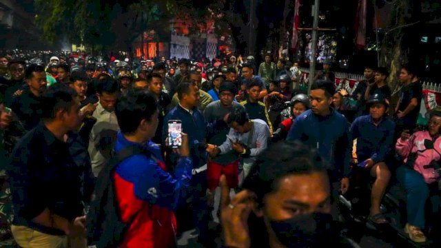 Gubernur Temui Massa Aksi di Makassar, di Depan Gedung DPRD Sulsel