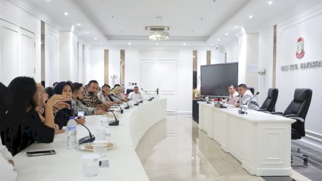 Wali Kota Makassar, Munafri Arifuddin, menegaskan komitmennya menjalankan program penataan kota secara tertib dan berkelanjutan, tanpa mengorbankan hak-hak masyarakat.