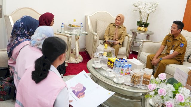Wakil Gubernur Sulsel Fatmawati Rusdi bersama jajaran Srikandi PLN UID Sulselrabar dalam silaturahmi di Rumah Jabatan Wagub, Makassar, Senin (15/9/2025).