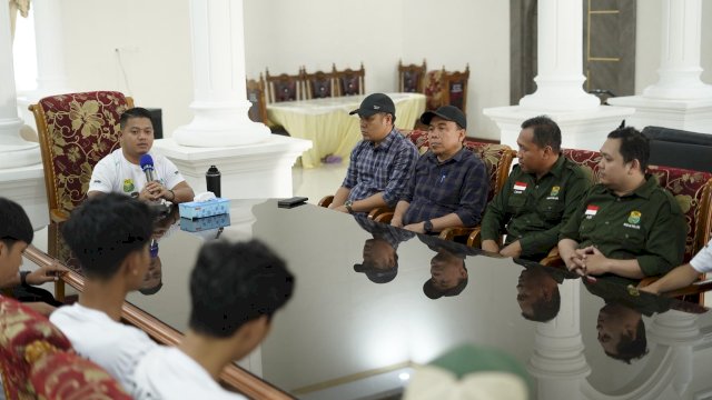 Wakil Bupati Luwu, Muh. Dhevy Bijak Pawindu, melepas secara resmi kontingen atlet bulu tangkis Kabupaten Luwu yang akan berlaga pada Pra Pekan Olahraga