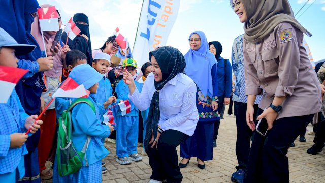 Fatmawati Rusdi Dampingi Menteri PKP dan Mendagri, Serahkan Bantuan Rumah
