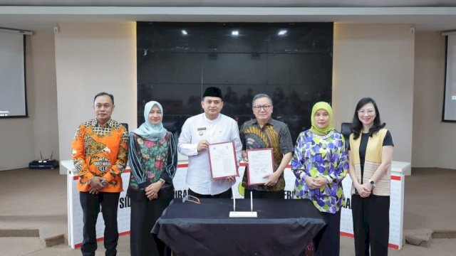 Walikota Makassar Munafri Arifuddin Melakukan penandatangan kerja sama Antara Pemkot dan Sampoerna Foundation.