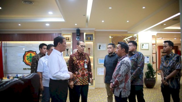 Bupati sidrap Syaharuddin alrif berbincang lepas bersama menteri pertanian Andi Amran sulaiman