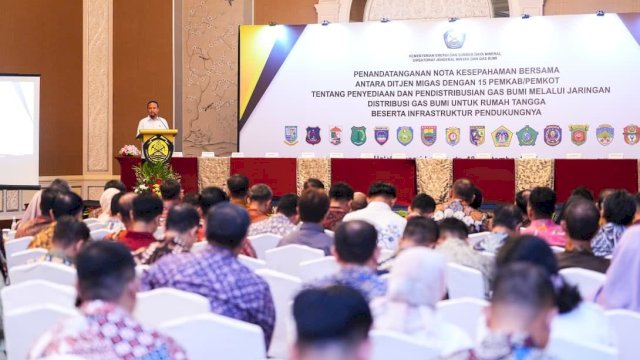 Gubernur Sulawesi Selatan, Andi Sudirman Sulaiman, menghadiri penandatanganan nota kesepahaman (MoU) distribusi gas bumi untuk rumah