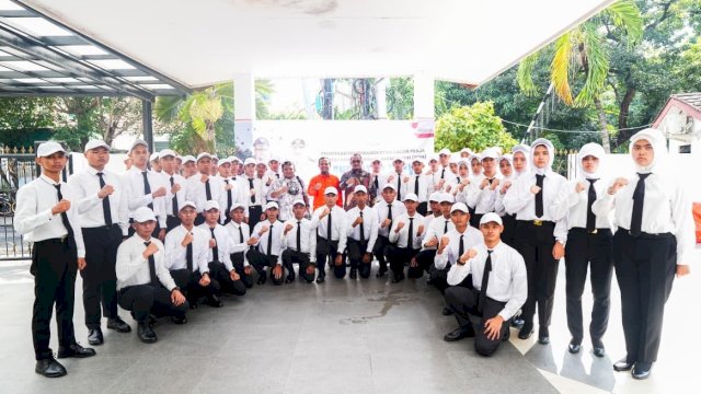 Gubernur Sulawesi Selatan, Andi Sudirman Sulaiman, melepas keberangkatan Calon Praja Institut Pemerintahan Dalam Negeri (IPDN) Angkatan XXXVI di Kantor dan Mes Phinisi Badan Penghubung Jakarta, Selasa (23/9/2025).