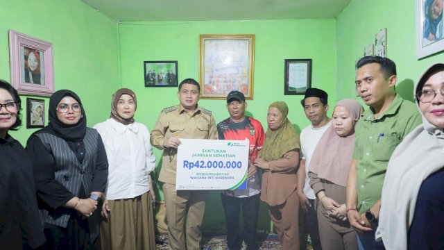 Appi&ndash;Aliyah Serahkan Santunan Rp42 Juta untuk Keluarga Ojol Korban Demo, Jenguk Korban Lain di RS