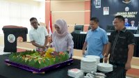 Rayakan Ultah, Satu Tahun Menjabat, Anggota dan Pimpinan DPRD Sulsel Potong Tumpeng
