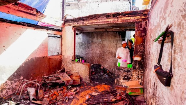Gubernur Sulsel Tinjau Lokasi Kebakaran Jalan Baji Dakka, Serahkan Santunan untuk 8 KK Korban