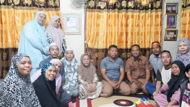 Gubernur Sulsel Memberi Santunan untuk Keluarga Abay