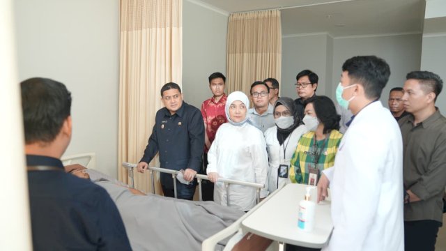 Wali Kota dan Wawali Makassar Jenguk Anggota Satpol PP Korban Insiden DPRD