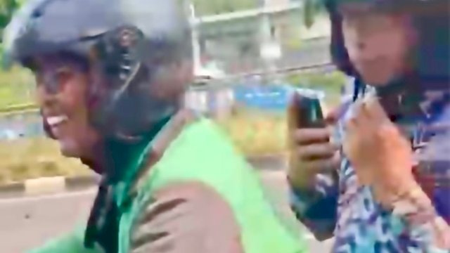 Bupati Sidrap Syaharuddin Alrif Menggunakan jasa Ojek Online melakukan Aktifvitas di Jakarta 