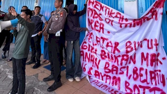 Kerukunan Keluarga Arung Palakka (KAPAK 21) bersama Aliansi Masyarakat Tamalanrea mendatangi dapur Satuan Pelayanan Pemenuhan Gizi (SPPG)