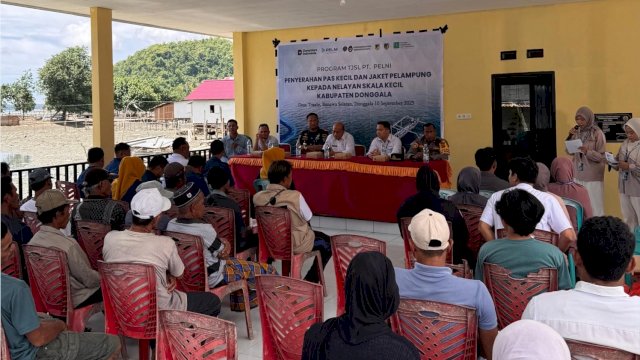 Sebanyak 80 nelayan skala kecil dari Kecamatan Banawa Selatan, Kabupaten Donggala, menerima dokumen Pas Kecil dan jaket pelampung dalam kegiatan yang digelar di Balai Desa Tosale, Rabu (10/9/2025).