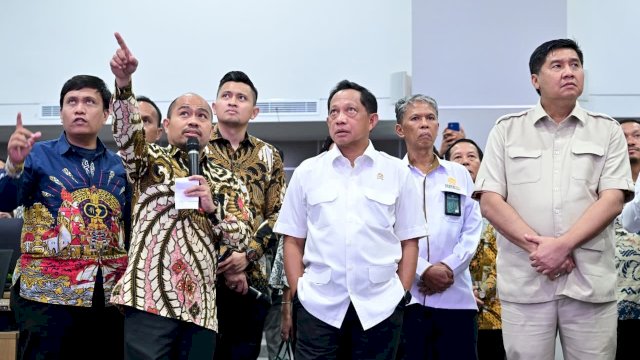 Tito dan Maruarar juga meninjau Dasbor Command Center Pemkot Makassar di lantai 7. Fasilitas ini berfungsi sebagai pusat kendali data, pengaduan warga, dan laporan kedaruratan yang dipantau real time oleh tim pemerintah kota.