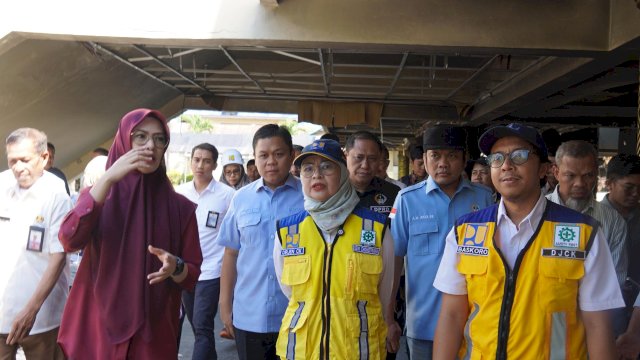 Ketua DPRD Sulsle Rachmatika Dewi mendampingi Dirjen Cipta Karya Dewi Chomistriana Meninjau Gedung DPRD Sulsel