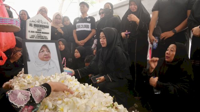 Wakil Gubernur Sulsle, Fatmawati Rusdi duduk di Sisi Pusaran Makam Ibundanya 