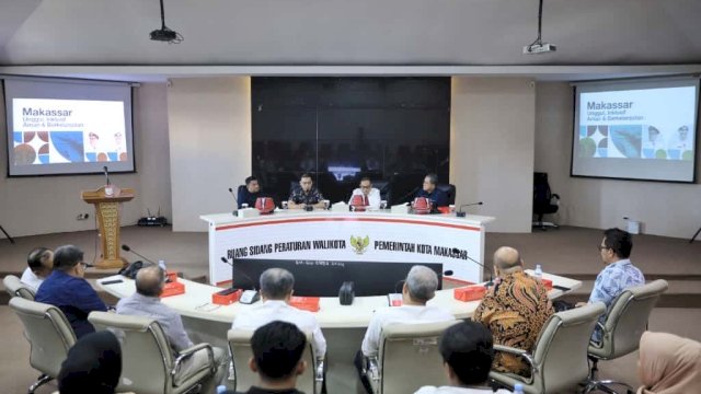 Pemerintah Kota (Pemkot) Makassar bersama Forum Komunikasi Industri Jasa Keuangan (FKIJK) Sulselbar menyalurkan bantuan sosial bagi keluarga korban kerusuhan demonstrasi di Kantor DPRD Makassar pada Jumat (29/8/2025).