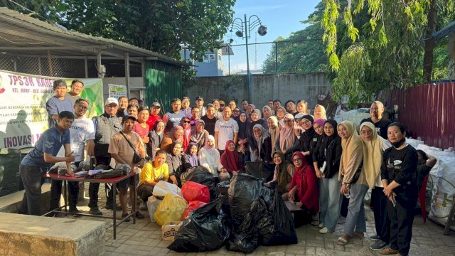 Peringati World Cleanup Day 2025, Diskominfo Makassar Gelar Kerja Bakti dan Kunjungan ke TPS3R