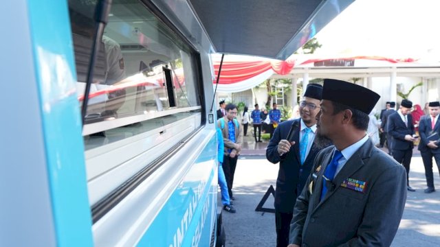 Gubernur Sulawesi Selatan, Andi Sudirman Sulaiman, meluncurkan mesin pencetak KTP mobile pertama di Sulsel melalui program Layanan