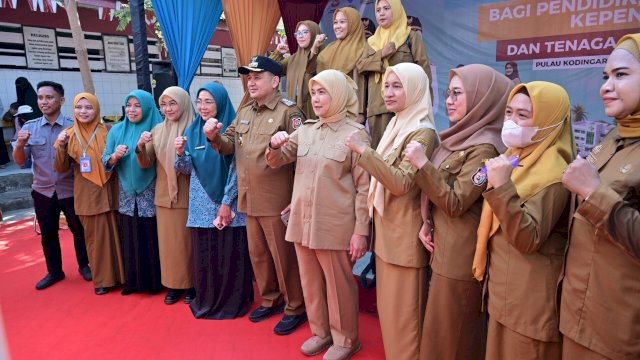 Pemkot Makassar Salurkan Seragam Sekolah Gratis bagi 150 Siswa di Kepulauan Sangkarang