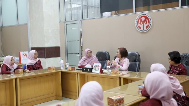 Wakil Wali Kota Makassar sekaligus Pembina Dekranasda Kota Makassar, Aliyah Mustika Ilham, meninjau langsung booth Dekranasda Makassar pada 