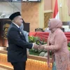 Prof. Dr. Apiaty K. Amin Syam Dilantik sebagai PAW Anggota DPRD Makassar