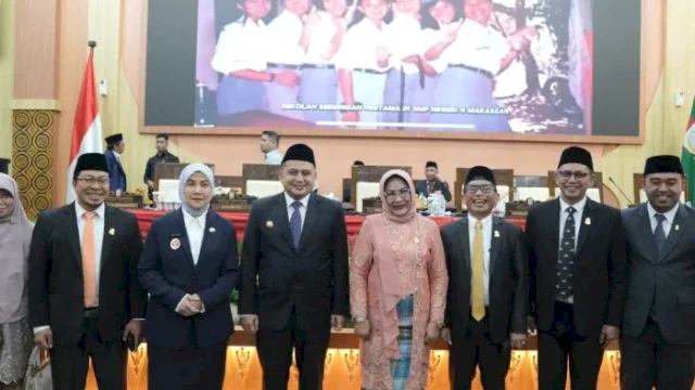 Prof. Dr. Apiaty K. Amin Syam Dilantik sebagai PAW Anggota DPRD Makassar