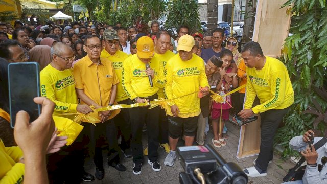 Mesra di Pembukaan Pasar Murah, Taufan Pawe Acungkan Dua Jempol untuk Ilham Arief Sirajuddin