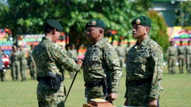 Wakil Ketua DPRD Provinsi Sulawesi Selatan, Rahman Pina, menghadiri upacara Serah Terima Jabata.heic (1)