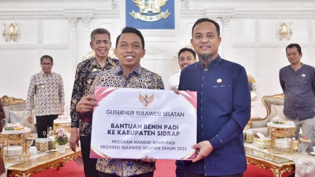 Dorong Swasembada Pangan, Gubernur Sulsel Salurkan Bantuan Benih Padi dan Dana Rp17 Miliar ke Sidrap dan Soppeng