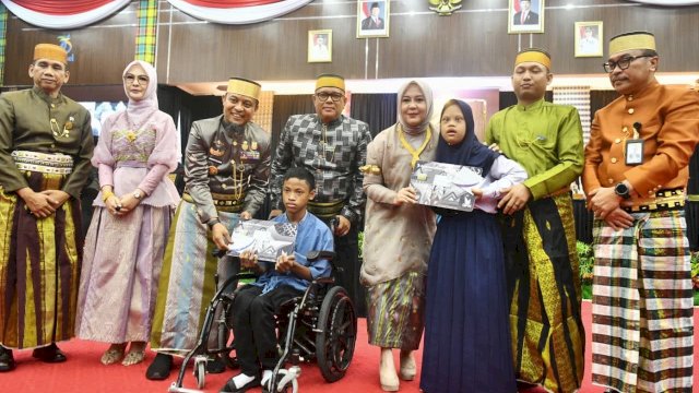 902 Siswa Disabilitas di Sulsel Terima Bantuan Tabungan Pendidikan dari Gubernur