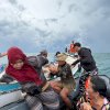 KRI Hiu-634 Selamatkan 9 Nelayan di Tengah Amuk Gelombang Selat Makassar