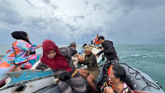 Personil Aagkatan Laut Menyelamatkan 9 Nelayan dari Gelombang Tinggi di Selat Makassar