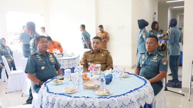 Wali Kota Makassar Munafri Terima Brevet Kehormatan Hiperbarik dari TNI AL